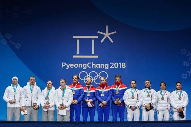 PyeongChang 2018 - Langlauf, 4x10km Staffel Herren Siegerehrung PYEONGCHANG, SOUTH KOREA - FEBRUARY 18, 2018: Silver medalists, Olympic Athletes from Russia Andrei Larkov, Alexander Bolshunov, Alexei Chervotkin, Denis Spitsov, gold medalists Didrik Toenseth, Martin Johnsrud Sundby, Simen Hegstad Krueger, Johannes Hoesflot Klaebo of Norway, and bronze medalists Clement Parisse, Adrien Backscheider, Maurice Manificat, Jean Marc Gaillard (L-R) of France pose at a victory ceremony for the men s cross-country skiing 4x10km relay race at the 2018 Winter Olympic Games Olympische Spiele Olympia OS at the Alpensia Cross-Country Skiing Centre. Valery Sharifulin TASS TS0747FB