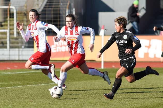 v.li. Meikayla Moore (1. FC Köln, 15), Ann Kathrin Vinken (1. FC Köln), Kumi Yokoyama (FFC Frankfurt, 10), Dreikampf, Duell, duel, tackle, Aktion, Action, Fussball, Allianz Frauen-Bundesliga, 1. FC Köln - 1. FFC Frankfurt,