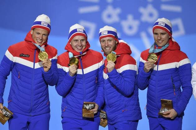 Team Norwegen, NOR, Martin Johnsrud SUNDBY, Johannes Hoesflot KLAEBO, Simen Hegstad KRUEGER und Didrik TOENSETH, NOR, 1. Platz, Olympiasieger, Sieger, Gewinner, winner, Jubel, jubelt, Freude, Begeisterung, Emotion, jubeln, cheers, Cross-Country Skiing - Men s 4 x 10km Relay Ski Langlauf, 4 x 10 km Staffel der Maenner Siegerehrung, Victory Ceremony, PyeongChang Olympic Medals Plaza am 18.02.2018. Olympische Winterspiele 2018, vom 09.02. - 25.02.2018 in PyeongChang Suedkorea. Â