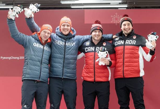 19.02.2018, Olympic Sliding Centre, Pyeongchang, KOR, PyeongChang 2018, Rodeln, Zweisitzer, Herren, Flower Zeremonie, im Bild Francesco Friedrich, Thorsten Margis (GER, 1. Platz), Justin Kripps, Alexander Kopacz (CAN, 1. Platz) gold medalist and Olympic champion Francesco Friedrich Thorsten Margis of Germany an Justin Kripps Alexander Kopacz of Canada during the mens doubles Bobsleigh of the Pyeongchang 2018 Winter Olympic Games Olympische Spiele Olympia OS at the Olympic Sliding Centre in Pyeongchang, South Korea on 2018 02 19. Pyeongchang