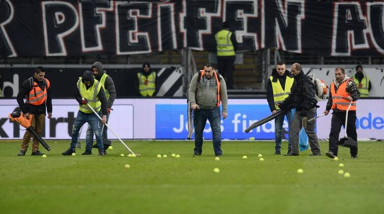 19.02.2018, xmhx, Fussball 1. Bundesliga, Eintracht Frankfurt - RB Leipzig, emspor v.l. Tennisbälle auf dem Spielfeld, Wurfgeschosse, Laubbläser, Tennisbally, Fans, Ultras, Hooligans Frankfurt