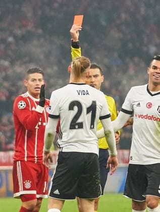 Hauptschiedsrichter Ovidiu HATEGAN, ROU mit Pfeife, Gestik, zeigt, Schiri, Schiedsrichter, Einzelaktion zeigt die Rote Karte, Platzverweis, schweres Vergehen Domagoj VIDA, B.Istanbul 21 FC BAYERN MUENCHEN - BESIKTAS ISTANBUL Achtelfinale Hinspiel, Fussball UEFA Champions League, Muenchen, 20.02.2018 CL Saison 2017 2018, FCB,