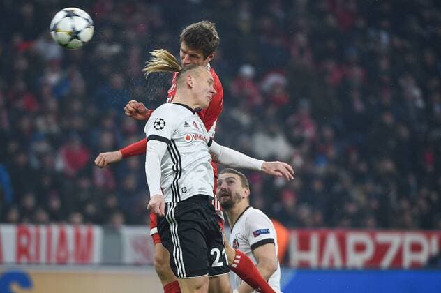 GER, UEFA,Champions League, FC Bayern Muenchen - Besiktas Istanbul 20.02.2018, Allianz-Arena, Muenchen, GER, UEFA,Champions League, FC Bayern Muenchen - Besiktas Istanbul, im Bild Kopfball von Thomas Mueller (FC Bayern Muenchen 25) gegen Domagoj Vida (Besiktas Istanbul 24)