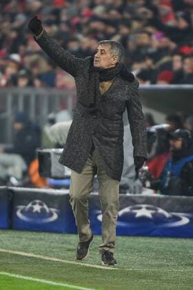 GER, UEFA,Champions League, FC Bayern Muenchen - Besiktas Istanbul 20.02.2018, Allianz-Arena, Muenchen, GER, UEFA,Champions League, FC Bayern Muenchen - Besiktas Istanbul, im Bild Head Coach Senol Guenes (Besiktas Istanbul)
