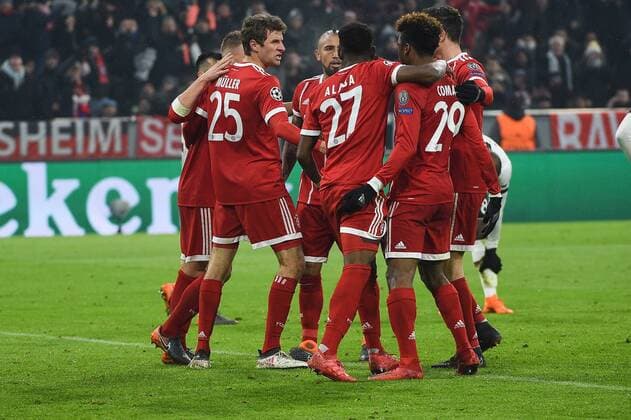 GER, UEFA,Champions League, FC Bayern Muenchen - Besiktas Istanbul 20.02.2018, Allianz-Arena, Muenchen, GER, UEFA,Champions League, FC Bayern Muenchen - Besiktas Istanbul, im Bild Alle feiern den Torschuetzen Thomas Mueller (FC Bayern Muenchen 25)