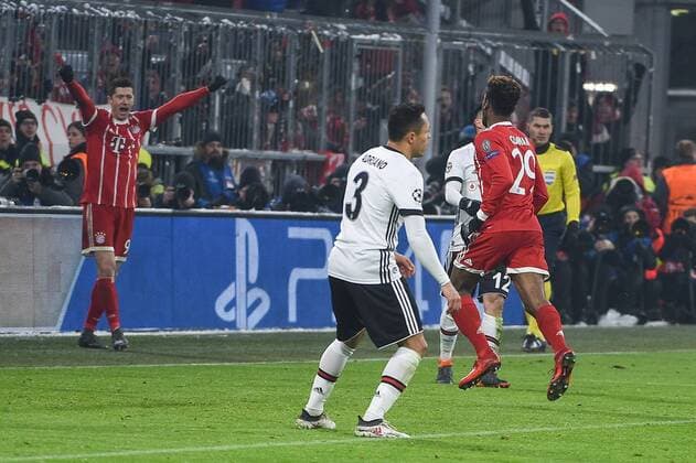 GER, UEFA,Champions League, FC Bayern Muenchen - Besiktas Istanbul 20.02.2018, Allianz-Arena, Muenchen, GER, UEFA,Champions League, FC Bayern Muenchen - Besiktas Istanbul, im Bild Kingsley Coman (FC Bayern Muenchen 29) bedankt sich beim Flankengeber Robert Lewandowski (FC Bayern Muenchen 9)