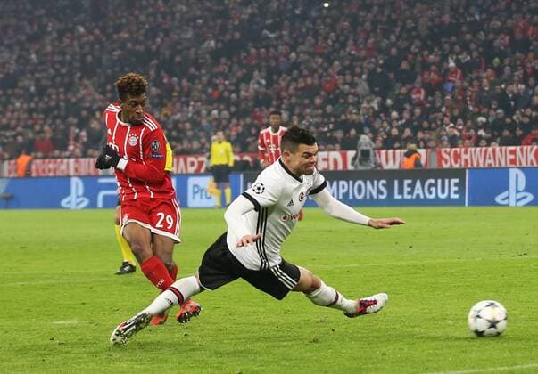 Fussball, Champions League, Europapokal, Achtelfinale - Hinspiel, Saison 2017 2018, 20.02.2018, Herren, Deutschland, FC Bayern München - v.l. Aktion, Tor zum 2-0, Torschuetze Kingsley Coman, FC Bayern München, Pepe Kepler Laveran Lima Ferreira, Besiktas Istanbul,