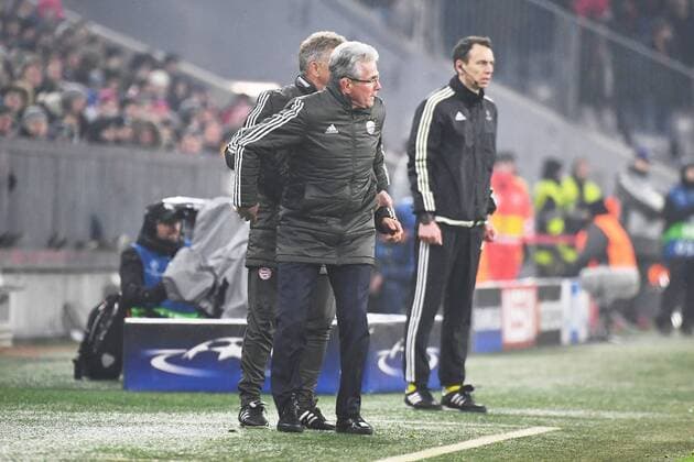 20.02.2018, xjhx, Fussball Champions League, FC Bayern Muenchen - Besiktas Istanbul, emspor, v.l. Co-Trainer Peter Hermann (FCB - FC Bayern Muenchen), Trainer Jupp Heynckes (FCB - FC Bayern Muenchen) gibt Anweisung, gestikuliert, mit den Armen gestikulieren, gives instructions, gesticulate Muenchen