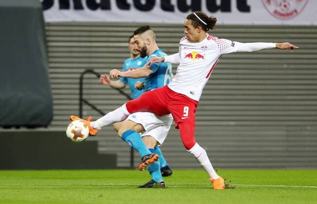 RB Leipzig - SSC Neapel Fussball Euro League Leipzig, 22.02.2018, Red Bull Arena, Fussball, UEFA EURO EM Europameisterschaft Fussball League, 16el Finale, Rückspiel , RB Leipzig vs. SSC Neapel , Im Bild v.l.: Lorenzo Tonelli (62, Neapel) und Yussuf Poulsen (9, RB Leipzig). ,