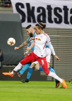RB Leipzig - SSC Neapel Fussball Euro League Leipzig, 22.02.2018, Red Bull Arena, Fussball, UEFA EURO EM Europameisterschaft Fussball League, 16el Finale, Rückspiel , RB Leipzig vs. SSC Neapel , Im Bild: Yussuf Poulsen (9, RB Leipzig) vor Lorenzo Tonelli (62, Neapel). ,
