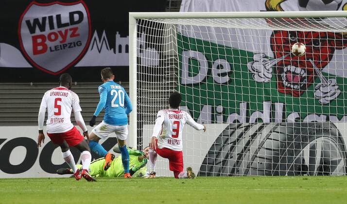 RB Leipzig - SSC Neapel Fussball Euro League Leipzig, 22.02.2018, Red Bull Arena, Fussball, UEFA EURO EM Europameisterschaft Fussball League, 16el Finale, Rückspiel , RB Leipzig vs. SSC Neapel , Tor für Neapel zum 0:1. Im Bild v.l.: Dayot Upamecano (5, RB Leipzig), Torschütze Piotr Zielinski (20, Neapel), Torwart Peter Gulacsi (32, RB Leipzig) und Bernardo Fernandes da Silva (3, RB Leipzig). ,