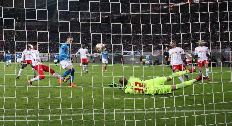 RB Leipzig - SSC Neapel Fussball Euro League Leipzig, 22.02.2018, Red Bull Arena, Fussball, UEFA EURO EM Europameisterschaft Fussball League, 16el Finale, Rückspiel , SSC Neapel vs. RB Leipzig. , Im Bild; Tor für SSC Neapel. Piotr Zielinski (mitte, 20, Neapel) erzielt den TReffer zum 0:1. ,
