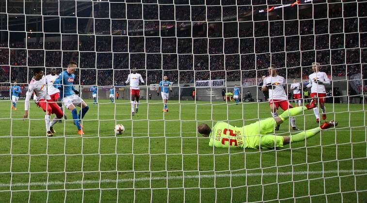 RB Leipzig - SSC Neapel Fussball Euro League Leipzig, 22.02.2018, Red Bull Arena, Fussball, UEFA EURO EM Europameisterschaft Fussball League, 16el Finale, Rückspiel , SSC Neapel vs. RB Leipzig. , Im Bild; Tor für SSC Neapel. Piotr Zielinski (mitte, 20, Neapel) erzielt den TReffer zum 0:1. ,