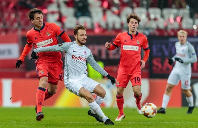 22.02.2018, Red Bull Arena, Salzburg, AUT, UEFA EL, FC Salzburg vs Real Sociedad, Sechzehntelfinale, Rueckspiel, im Bild Mikel Oyarzabal (Real Sociedad), Andreas Ulmer (FC Salzburg) during the UEFA Europa League Round of 32, 2nd Leg Match between FC Salzburg and Real Sociedad at the Red Bull Arena in Salzburg, Austria on 2018 02 22. Salzburg