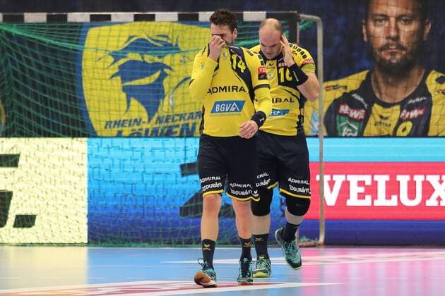 v.li.: Bogdan Radivojevic (RNL, 14), Rafael Baena Gonzalez (RNL, 16), enttäuscht schauend, Enttäuschung, Frustration, disappointed, pessimistisch, Handball, Champions League, Rhein-Neckar Löwen - HBC Nantes,