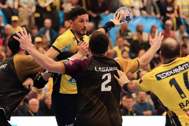 v.li.: Nicolas Tournat (HBC, 11), Alexander Petersson (RNL, 32), Romain Lagarde (HBC, 2), Rafael Baena Gonzalez (RNL, 16), Zweikampf, Spielszene, Duell, duel, tackle, tackling, Dynamik, Action, Aktion, Handball, Champions League, Rhein-Neckar Löwen - HBC Nantes,