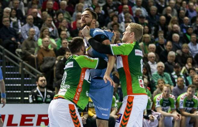 Deutschland,Wetzlar, Rittal-Arena, 04.03.2017, Handball,DHB-Pokal,Viertelfinale, HSG Wetzlar - TVB 1898 Stuttgart Bild:li.Jannik Kohlbacher (HSG Wertzlar, 80),mi.Dominik Weiß (TBV 1898 Stuttgart, 6),re.Anton Lindskog (HSG Wertzlar, 66) Copyright: HMBxMedia ThomasxJäger