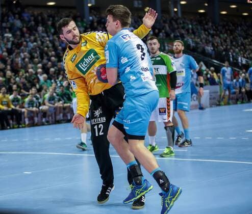 Deutschland,Wetzlar, Rittal-Arena, 04.03.2017, Handball,DHB-Pokal,Viertelfinale, HSG Wetzlar - TVB 1898 Stuttgart Bild:li.Torwart: Benjamin Buric (HSG Wertzlar, 12),re.Max Häfner (TBV 1898 Stuttgart, 3) Copyright: HMBxMedia ThomasxJäger