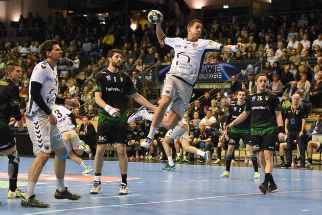 Handball, Herren, EHF-Pokal, Saison 2017 18, Gruppe B, Füchse Berlin - Helvetia Anaitasuna, Erik Schmidt (Nr. 28, Füchse Berlin), Cristian Martinez (Nr. 5, Helvetia Anaitasuna), Bjarki Elisson (Nr. 4, Füchse Berlin), Oswaldo Dos Santos (Nr. 26, Helvetia Anaitasuna), 04.03.18, Copyright: xMichaelxHundtx xMatthiasxKochx