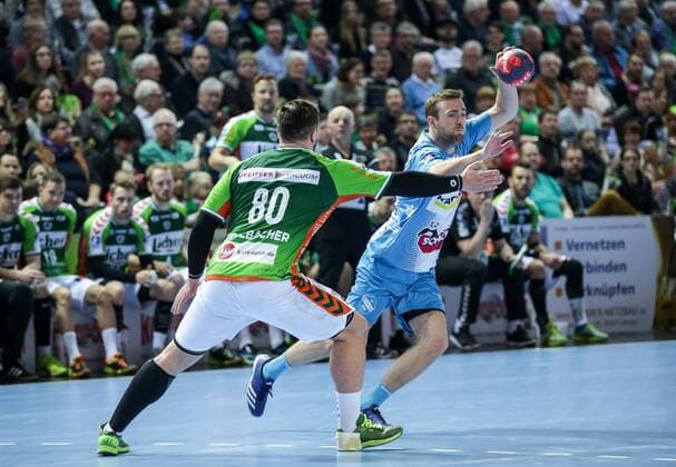 Deutschland,Wetzlar, Rittal-Arena, 04.03.2017, Handball,DHB-Pokal,Viertelfinale, HSG Wetzlar - TVB 1898 Stuttgart Bild:vo.Jannik Kohlbacher (HSG Wertzlar, 80),hi.Bobby Schagen (TBV 1898 Stuttgart, 7) Copyright: HMBxMedia ThomasxJäger
