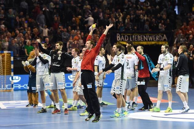 Handball, Herren, EHF-Pokal, Saison 2017 18, Gruppe B, Füchse Berlin - Helvetia Anaitasuna, Jubel nach dem Abpfiff, TW Petr Stochl (Nr. 71, Füchse Berlin) und die Mannschaft der Füchse feiert mit den Fans, 04.03.18, Copyright: xMichaelxHundtx xMatthiasxKochx