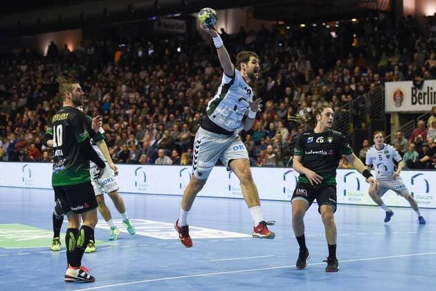 Handball, Herren, EHF-Pokal, Saison 2017 18, Gruppe B, Füchse Berlin - Helvetia Anaitasuna, Filipe Mota (Nr. 10, Helvetia Anaitasuna), Jakov Gojun (Nr. 10, Füchse Berlin), Oswaldo Dos Santos (Nr. 26, Helvetia Anaitasuna), 04.03.18, Copyright: xMichaelxHundtx xMatthiasxKochx