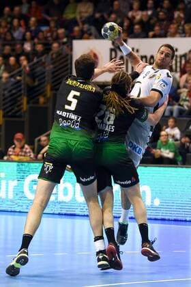 Handball, Herren, EHF-Pokal, Saison 2017 18, Gruppe B, Füchse Berlin - Helvetia Anaitasuna, Cristian Martinez (Nr. 5, Helvetia Anaitasuna), Oswaldo Dos Santos (Nr. 26, Helvetia Anaitasuna), Stipe Mandalinic (Nr. 9, Füchse Berlin), 04.03.18, Copyright: xMichaelxHundtx xMatthiasxKochx