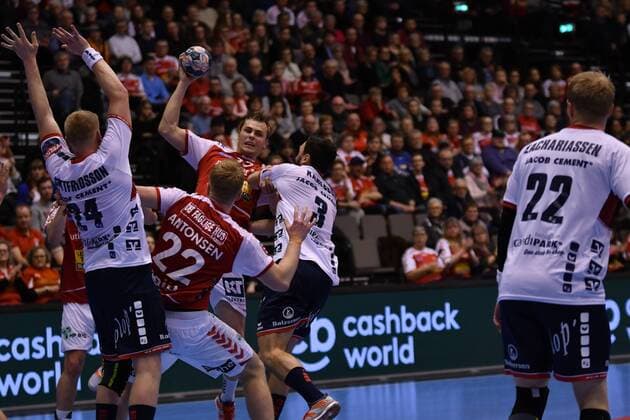 Aalborg Handbold - SG Flensburg-Handewitt, EHF Champions League; Aalborg, 04.03.18 Aalborg, 04.03.18, Handball, VELUX EHF Champions League, Saison 2017 2018, Gruppenphase, Aalborg Handbold - SG Flensburg-Handewitt : Tobias Ellebaek (Aalborg Handbold, 17), Tobias Karlsson (SG Flensburg-Handewitt, 03), Rene Antonsen (Aalborg Handbold, 22), Jim Gottfridsson (SG Flensburg-Handewitt, 24), Anders Zachariassen (SG Flensburg-Handewitt, 22)