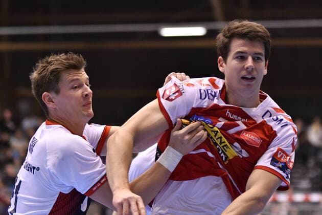 Aalborg Handbold - SG Flensburg-Handewitt, EHF Champions League; Aalborg, 04.03.18 Aalborg, 04.03.18, Handball, VELUX EHF Champions League, Saison 2017 2018, Gruppenphase, Aalborg Handbold - SG Flensburg-Handewitt : Tobias Ellebaek (Aalborg Handbold, 17), Lasse Svan Hansen (SG Flensburg-Handewitt, 11)