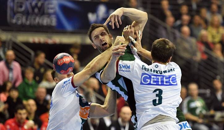 Marko Kopljar (Füchse), beim Wurf, links Christian O Sullivan (Magdeburg), rechts Piotr Chrapkowski (Magdeburg), Füchse Berlin - SC Magdeburg DHB-Pokal, Viertelfinale 2017 2018, Herren, Männer, Handball, Deutschland, Germany, Max-Schmeling-Halle Berlin, 7.3.2018