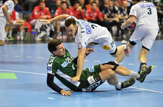 Erik Schmidt (Füchse), unten, darüber Christian O Sullivan (Magdeburg), Füchse Berlin - SC Magdeburg DHB-Pokal, Viertelfinale 2017 2018, Herren, Männer, Handball, Deutschland, Germany, Max-Schmeling-Halle Berlin, 7.3.2018