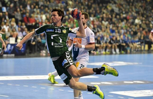 Hans Lindberg (Füchse), beim Wurf, hinten Mads Christiansen (Magdeburg), Füchse Berlin - SC Magdeburg DHB-Pokal, Viertelfinale 2017 2018, Herren, Männer, Handball, Deutschland, Germany, Max-Schmeling-Halle Berlin, 7.3.2018
