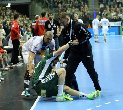 GER, DHB-Pokal, FUECHSE BERLIN VS. SC Magdeburg 07.03.2018, Max Schmeling Halle, Berlin, GER, DHB-Pokal, FUECHSE BERLIN VS. SC Magdeburg, im Bild Steffen Faeth (Fuechse Berlin 23), verletzt, Zeljko Musa (SC Magdeburg 2)