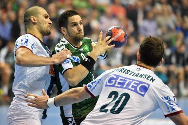 Stipe Mandalinic (Füchse), mit Ball, links Zeljko Musa (Magdeburg), rechts Mads Christiansen (Magdeburg), Füchse Berlin - SC Magdeburg DHB-Pokal, Viertelfinale 2017 2018, Herren, Männer, Handball, Deutschland, Germany, Max-Schmeling-Halle Berlin, 7.3.2018