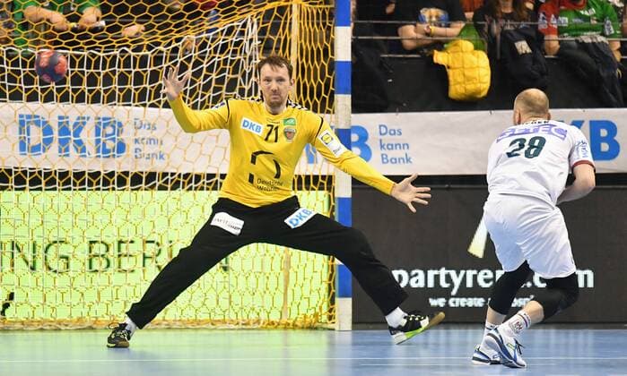 Petr Stochl (Torwart Füchse), kassiert hier einen Siebenmeter von Robert Weber (Magdeburg), Füchse Berlin - SC Magdeburg DHB-Pokal, Viertelfinale 2017 2018, Herren, Männer, Handball, Deutschland, Germany, Max-Schmeling-Halle Berlin, 7.3.2018