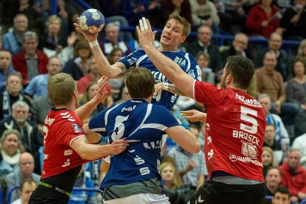 Linus Arnesson ( 24, Bergischer HC) versucht sich gegen hw-46 und Jan Brosch ( 5, ASV Hamm-Westfalen) durchzusetzen, dazwischen Max Darj ( 5, Bergischer HC) Bergischer HC vs. ASV Hamm-Westfalen, Handball, 2. Bundesliga, 07.03.18 Solingen NRW Deutschland Klingenhalle