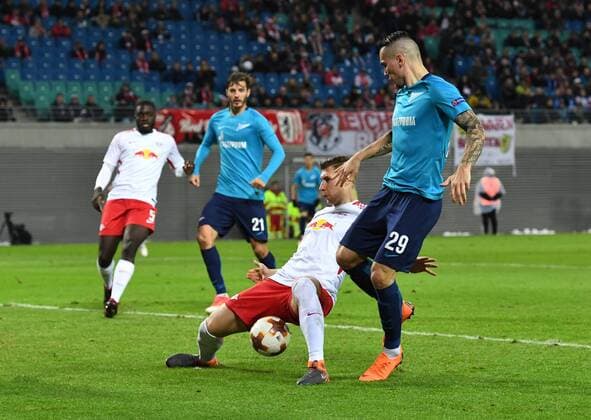 Fussball, Herren, Saison 2017 2018, Europa League (Achtelfinale, Hinspiel), RB Leipzig - Zenit St. Petersburg, v. l. Willi Orban (RB Leipzig), Anton Zabolotny ( 29, Zenit St. Petersburg), 08.03. 2018, Copyright: xMatthiasxKochx