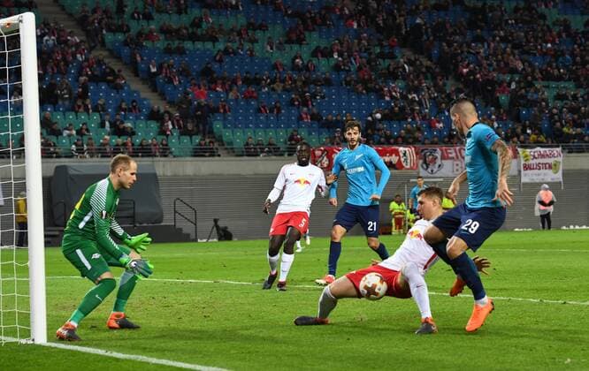 Fussball, Herren, Saison 2017 2018, Europa League (Achtelfinale, Hinspiel), RB Leipzig - Zenit St. Petersburg, v. l. Torwart Peter Gulacsi (RB Leipzig), Willi Orban (RB Leipzig), Anton Zabolotny ( 29, Zenit St. Petersburg), 08.03. 2018, Copyright: xMatthiasxKochx