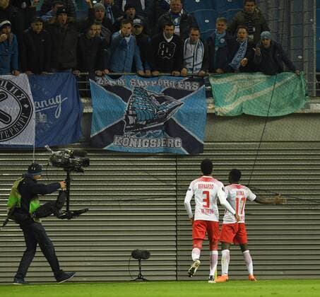 Fussball, Herren, Saison 2017 2018, Europa League (Achtelfinale, Hinspiel), RB Leipzig - Zenit St. Petersburg, v. l. Bernado (RB Leipzig), Bruma (RB Leipzig), Jubel nach Tor zum 1:0, oben Fans von Zenit, 08.03. 2018, Copyright: xMatthiasxKochx