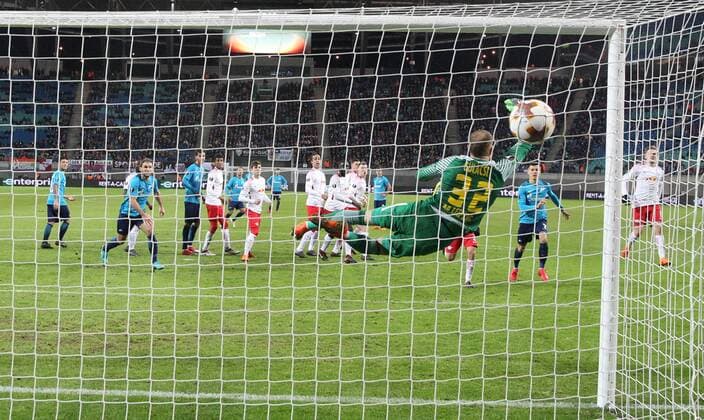 RB Leipzig - St.Petersburg Fussball Euro League Leipzig, 08.03.2018, Red Bull Arena, Fussball, UEFA EURO EM Europameisterschaft Fussball League , Achtelfinale Hinspiel, RB Leipzig vs. FK Zenit St. Petersburg , Tor für Zenit. Im Bild: Torwart Peter Gulacsi (32, RB Leipzig) kassiert den 1:2 Anschlusstreffer durch DomenicoÊCriscito (4, Zenit). ,