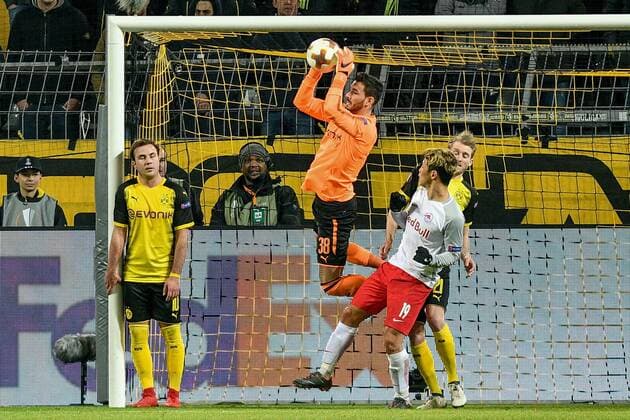 GER, 1.FBL, Borussia Dortmund vs RB Salzburg 08.03.2018, Signal Iduna Park, Dortmund, GER, 1.FBL, Borussia Dortmund vs RB Salzburg, im Bild Roman Buerki Bürki ( 38, Borussia Dortmund) faengt den Ball vor Hee-chan Hwang ( 19, RB Salzburg)