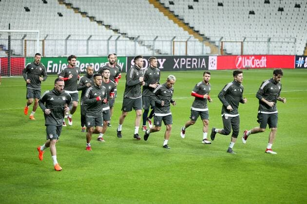 die Spieler laufen sich warm, Franck Ribery 7 (FC Bayern Muenchen), Thiago Alcantara 6 (FC Bayern Muenchen), Niklas Suele 4 (FC Bayern Muenchen), Rafinha 13 (FC Bayern Muenchen), Robert Lewandowski 9 (FC Bayern Muenchen), Javi Martinez 8 (FC Bayern Muenchen), Training, FC Bayern Muenchen, Fussball, Achtelfinale, Champions League, 13.03.2018 Istanbul Istanbul Tuerkei