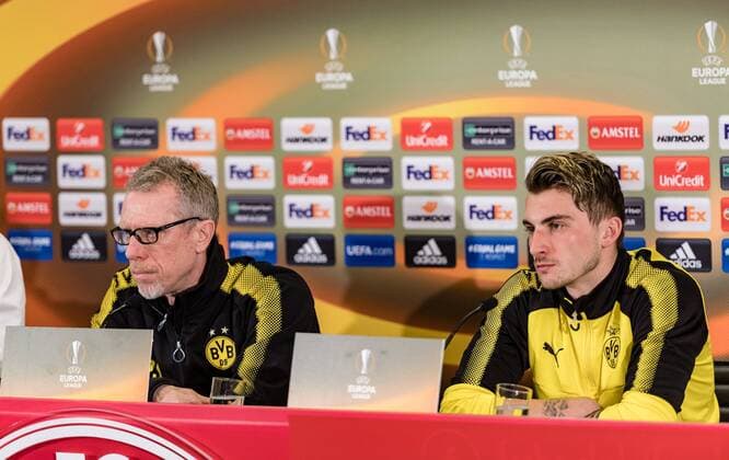 14.03.2018, Red Bull Arena, Salzburg, AUT, UEFA EL, FC Salzburg vs Borussia Dortmund, Achtelfinale, Rueckspiel, Pressekonferenz, im Bild v.l. Trainer Peter St?ger (Borussia Dortmund), Maximilian Philipp (Borussia Dortmund) during Pressconference before the UEFA Europa League Round of 16, 2nd Leg Match between FC Salzburg and Borussia Dortmund at the Red Bull Arena in Salzburg, Austria on 2018 03 14. Salzburg