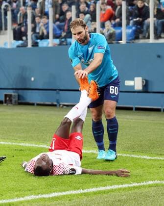 Bilder des Tages - SPORT St.Petersburg - RB Leipzig Fussball Euro League Sankt Petersburg, 15.03.2018, Krestowski-Stadion, Fussball, UEFA EURO EM Europameisterschaft Fussball League, Achtelfinale Rueckspiel Rematch , FK Zenit St. Petersburg vs. RB Leipzig 1:1 (1:1) , Im Bild v.l.: Bruma (17, RB Leipzig) bekommt Hilfe von BranislavÊIvanovic (60, Zenit). ,