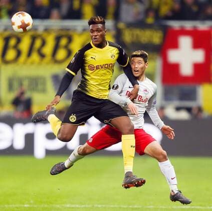 15.03.2018, Red Bull Arena, Salzburg, AUT, UEFA EL, FC Salzburg vs Borussia Dortmund, Achtelfinale, Rueckspiel, im Bild Dan Axel Zagadou (Borussia Dortmund) und Hee Chan Hwang (FC Salzburg) during the UEFA Europa League Round of 16, 2nd Leg Match between FC Salzburg and Borussia Dortmund at the Red Bull Arena in Salzburg, Austria on 2018 03 15. Salzburg