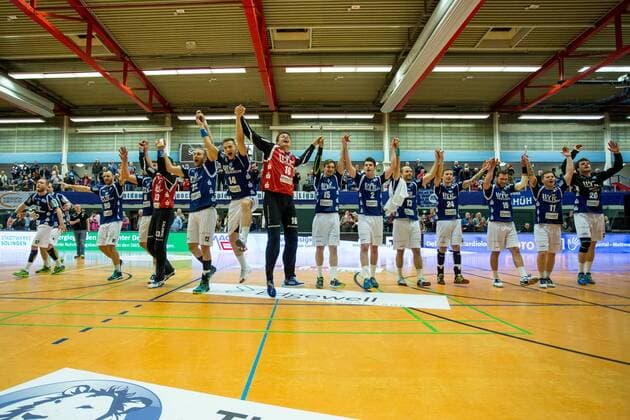 Jubel beim Team des Bergischen HC über den Sieg gegen den ThSV Eisenbach, v.l. Max Darj ( 5, Bergischer HC), Jan Artmann ( 17, Bergischer HC), Bogdan Andrei Criciotoiu ( 90, Bergischer HC), Alexander Weck ( 8, Bergischer HC), Bastian Rutschmann ( 23, Bergischer HC), Fabian Gutbrod ( 22, Bergischer HC), Maciej Majdzinski ( 14, Bergischer HC), Christopher Rudeck ( 16, TW, Bergischer HC), Milan Kotrc ( 15, Bergischer HC), Maximilian Leon Bettin ( 2, Bergischer HC), Linus Arnesson ( 24, Bergischer HC), Tomas Babak ( 19, Bergischer HC), Arnor Thor Gunnarsson ( 11, Bergischer HC) und Csaba Szücs ( 20, Bergischer HC) Bergischer HC vs. ThSV Eisenach, Handball, 2. Bundesliga, 17.03.18 Solingen NRW Deutschland Klingenhalle