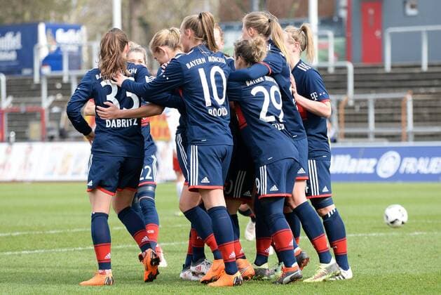 Bayern München feiert das 0:2 durch Carina Wenninger (FC Bayern München, 19) verdeckt, Jubel, Torjubel, Torerfolg, celebrate the goal, goal, celebration, Jubel ueber das Tor, Aktion, Action, Fussball, Allianz Frauen-Bundesliga, 1. FC Köln - Bayern München,