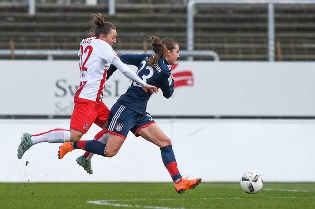 Lidija Kulis (1. FC Köln, 32), Sara Däbritz (FC Bayern München, 33), Zweikampf, Spielszene, Duell, duel, tackle, tackling, Dynamik, Action, Aktion, Fussball, Fussball, Allianz Frauen-Bundesliga, 1. FC Köln - Bayern München,