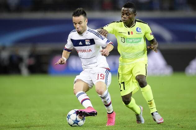 - GENT, BELGIUM: Lyon s Mathieu Valbuena and Gent s Moses Simon fight for the ball during the first game in the group stage of the Uefa Champions League competition, in group H, between Belgian first league soccer team KAA Gent and Olympique Lyon, in Gent, Wednesday 16 September 2015. YORICKxJANSENS x85281250x