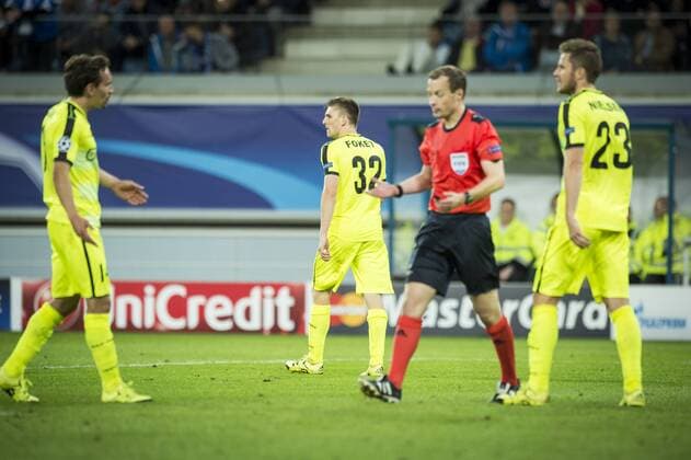- GENT, BELGIUM: Gent s Thomas Foket leaves the field after receiving a red card during the first game in the group stage of the Uefa Champions League competition, in group H, between Belgian first league soccer team KAA Gent and Olympique Lyon, in Gent, Wednesday 16 September 2015. JASPERxJACOBS x85282519x